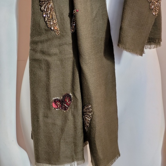 Janavi Cashmere Scarf - Picture 6 of 8